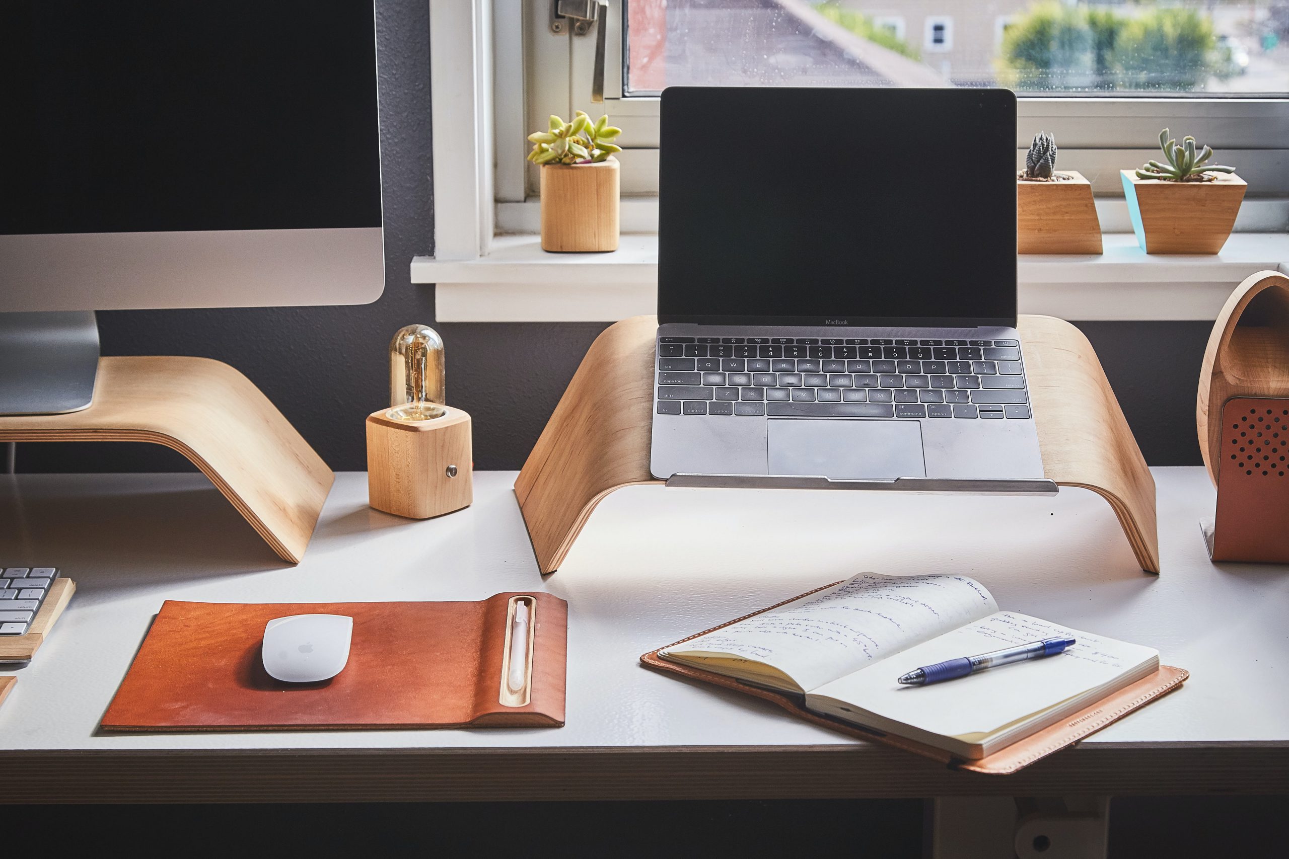 How To Optimize Your Personal Workspace For Online School Image